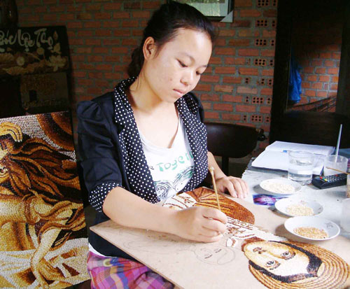 Cô gái mê sáng tác tranh gạo
